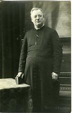 Ein Pfarrer in Soutane