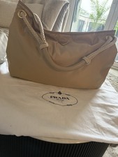 Die PRADA Backshoulder