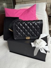 CHANEL Boy WOC Wallet On Chain Crossbody Tasche Kalbsleder Schwarz Gold + Box