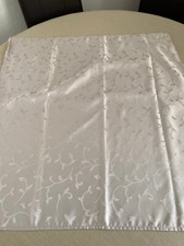 zwei Tischdecken Mitteldecke in Creme mit Ornamenten Ton in Ton 75x75