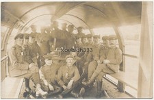 Foto Kanoniere sitzen im Waggon von einem Eisenbahn Artillerie Geschütz