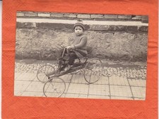 Kind auf pedalbetriebenem Vierrad aus Metall - alte sw-Karte - Rarität!