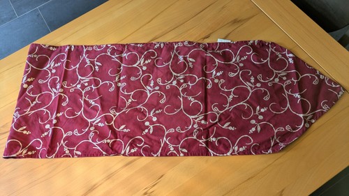 Weinroter tischläufer mit - weinroter,