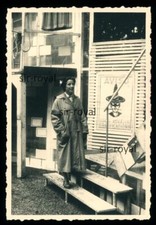 Hübsche Frau neben Fahndungsplakat - Foto 7x10cm