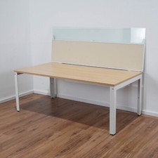 Herman Miller Schreibtisch Buche 160 x 80 cm - Akustik-Trennwand mit Glasaufsatz