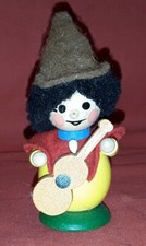 Alte Holzfigur mit Gitarre