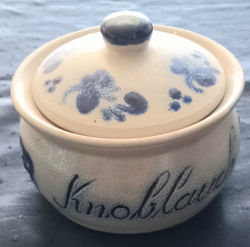 Antiker knoblauchtopf mit - antiker,