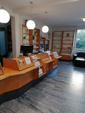 Apothekeneinrichtung mit Handverkaufstisch, Regalen, Schubschränken und Labor