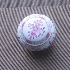 Meissen  Deckeldose  7,5 cm ind. Blumen 4 Schleifstriche Debutatware