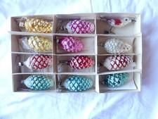 11 Tannenzapfen und 1 Vogel