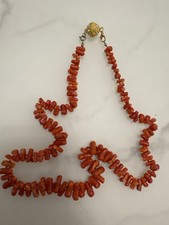 Lange Korallen-Splitterkette