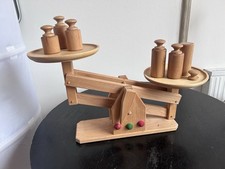 Massive Spielzeugwaage mit