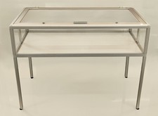 ALU SCHAUKASTE - TISCHVITRINE 1200x600x200mm h:900 MIT LED BELEUCHTUNG