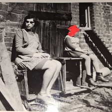 Altes Foto 1966 Junge Frau Mädchen Kittel Schürze Kisten 60er Vintage (Z94)