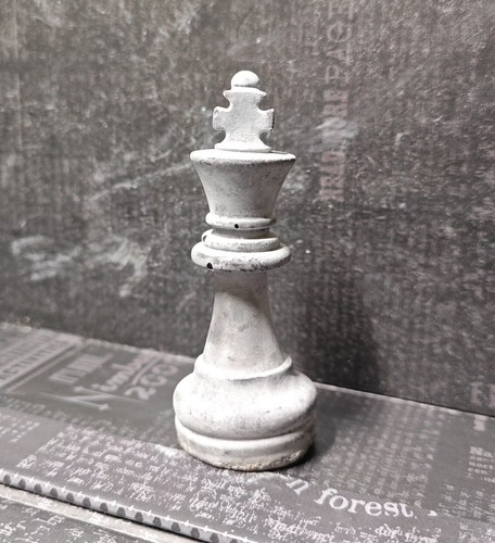 Schachfigur aus beton - schachfigur,