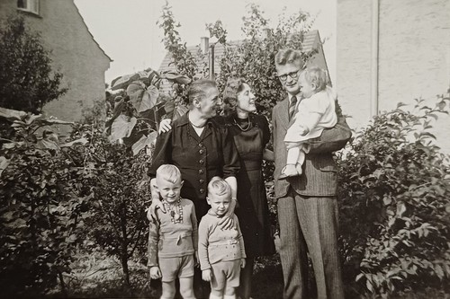 Familie steht 1941 mit - , zwei