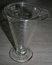 Art Deco Glas Glasmessbecher