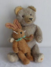 alter Teddy aus  grauem Mohair mit Holzwolle gestopft und neuzeitlicher Hase