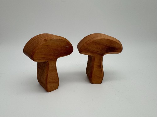 Kleine holz pilze aus eiche - holz,