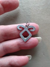 VINTAGE RETRO SILBERFARBEN SCHATTENJÄGER RUNEN ENGELSKRAFT ANHÄNGER CHARM ANHÄNGER