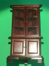 Eckvitrine mit zu öffnenden