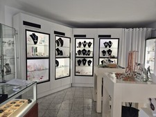 ladeneinrichtung gebraucht,  mit LED-Beleuchtung, sehr hochwertig, top Zustand 