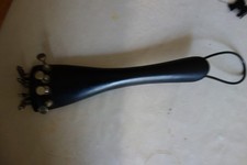 Saitenhalter Cello mit goldenem Emblem in guten Zustand.