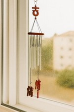 Windspiel aus Holz & Metall–Harmonische Klänge, Deko für Fenster, Balkon &Garten