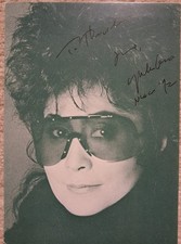 Yoko Ono Autogramm auf Postkarte signiert 1992 (Beatles John Lennon related) 