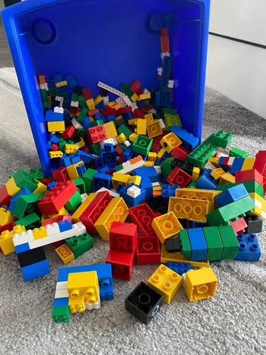 Eine kiste lego steine - eine,