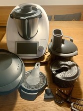 Thermomix TM 6 Weiß, inkl. Gemüsestyler, Gleitbrett und sonstigem Zubehör