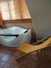 Whirlwanne indoor für Bad geeignet mit diversen Sprudelfunktion und Seitenfenste