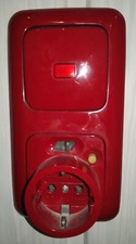 Schalter-Steckdosenkombination von Busch-Jäger in rot