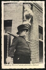 AK Hamburg, Wasserträger mit Zylinder, Plastik: Hummel mit der plastischen Antw 