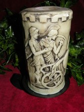 Reise Souvenir große geschnitzte Kerze Griechenland antik und Kerzenhalter aus Schmiedeeisen