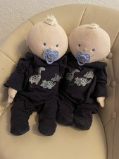 2 Krümel Puppen Zwillinge von Jako-o mit Schnuller Pampers Kleidung gr.50 Neuw.