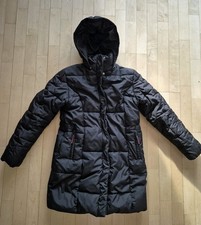 Warmer schwarzer Daunenmantel