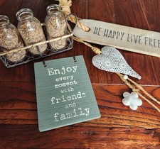 Deko-Konvolut - Holzschilder - Herzanhänger-Drahtkorb mit Väschen/Glasfläschche