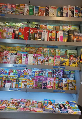 Zeitschriftenregal