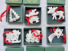 6 Baumschmuck-Anhänger-Weiß Gold-Porzellan Schlitten-Zug-Nikolaus-Rentier-Stern