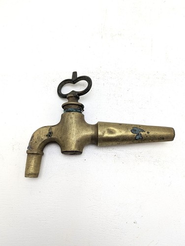 Antiker zapfhahn aus messing - aus,