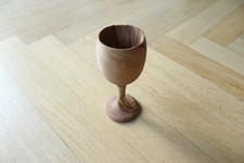 Trinkbecher auf fuß - trinkbecher,