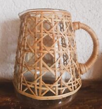 Glaskrug mit Bambusgeflecht