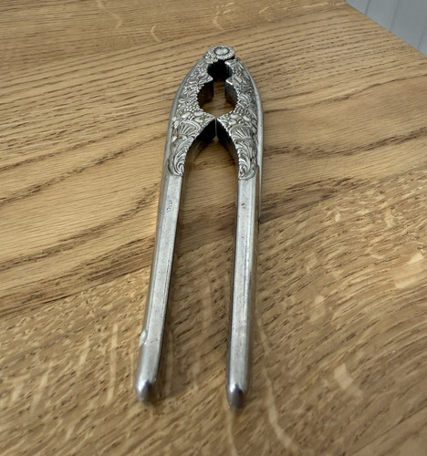 Nussknacker zange aus metall - nussknacker-zange,