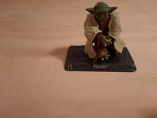 2 StarWars Figuren, Yoda mit Sockel und Darth Maul und 1 Hasbro Lichtschwert