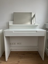 Weißer Schminktisch mit