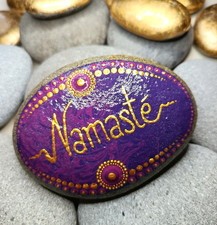 "Namasté" Stein, groß, lila, handbemalt, Glücksbringer, Einzelstück, Dekoration