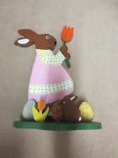Osterhase aus Holz mit Tulpe