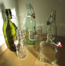 6 leere schöne Glasflaschen mit Bügel/zum Befüllen v. Likör-Wein-usw. oder Deko