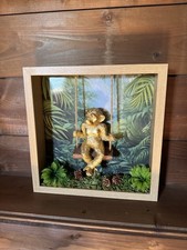 3D Bild Affe Gold auf Schaukel